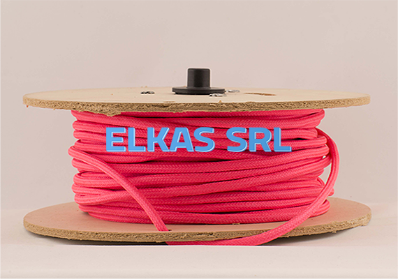 Nossos cabos são certificados. Eles também têm um processo de colagem que os impede de serem desintegrados em sua armadura